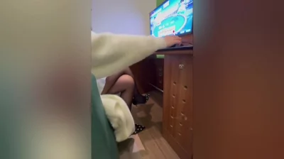 跳蛋调教母狗直接在厕所打炮，水汪汪骚穴玩喷尿又湿又滑后入内射