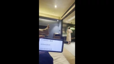 丰满的哺乳期骚逼来酒店偷情！