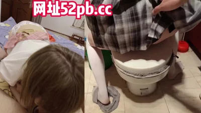 []良家19岁白丝小姐姐，用鸡巴擦她的脸【看简介同城免费约炮】