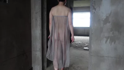 废墟楼里露出！